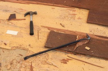 Bir evde bir katı ahşap zemin kesiliyor