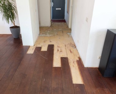 Bir evde bir katı ahşap zemin kesiliyor