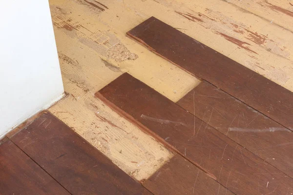 Bir evde bir katı ahşap zemin kesiliyor