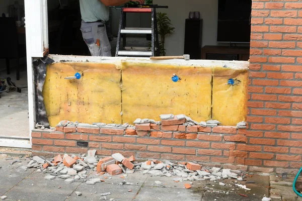 Quebrar Uma Parede Tijolos Remodelar Uma Casa — Fotografia de Stock