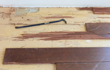 Bir evde bir katı ahşap zemin kesiliyor