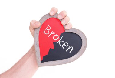 -Beyaz izole - kara tahta kırık kalp tutan yetişkin şeklinde