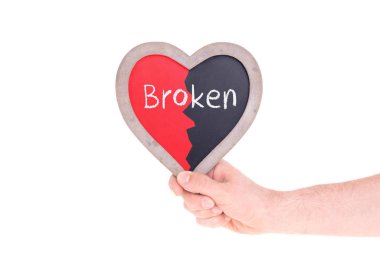 -Beyaz izole - kara tahta kırık kalp tutan yetişkin şeklinde