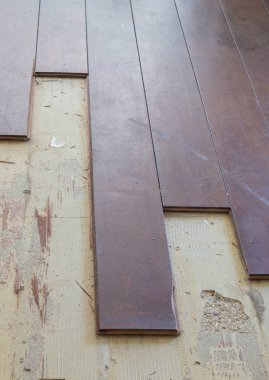 Bir evde bir katı ahşap zemin kesiliyor