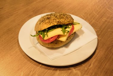 -Öğle Yemeği - seçici odak bir tabakta sandviç