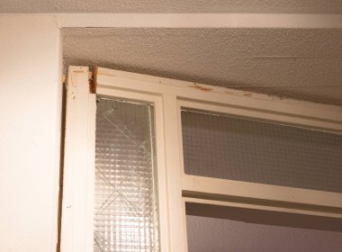 Kırık güvenlik camı, kırmak - çok zor çerçeveyi kaldırma