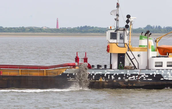 Barco Dragado Arena Alejándose Costa Para Bombear Arena Waddensea — Foto de Stock