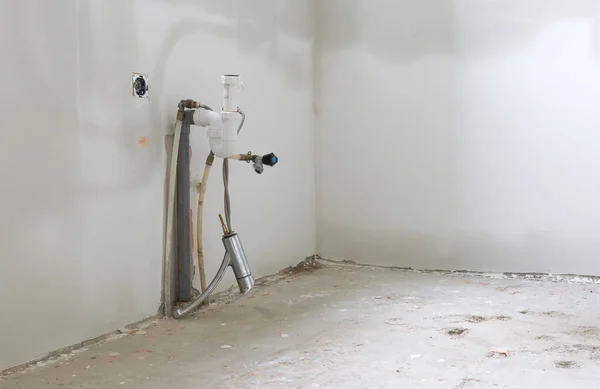 Sanitair Een Oude Kraan Een Lege Keuken Renovatie Uitvoering — Stockfoto