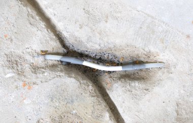 Beton zemin - yenileme içinde kırık bir su borusu tamiri