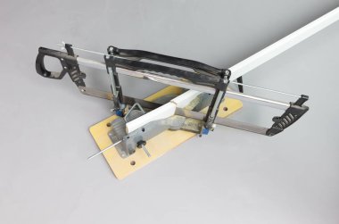 El testeresi ve modern bir gri katta gönye kutusu