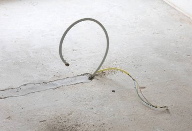 Bir mutfak ada bina bir beton zemin - yeni elektrik ve gaz boruları