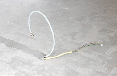 Bir mutfak ada bina bir beton zemin - yeni elektrik ve gaz boruları