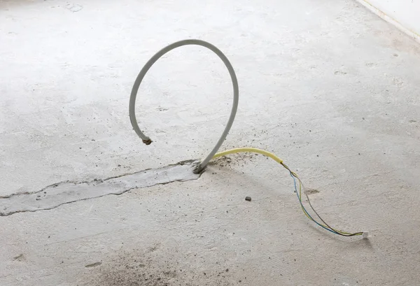 Bir mutfak ada bina bir beton zemin - yeni elektrik ve gaz boruları