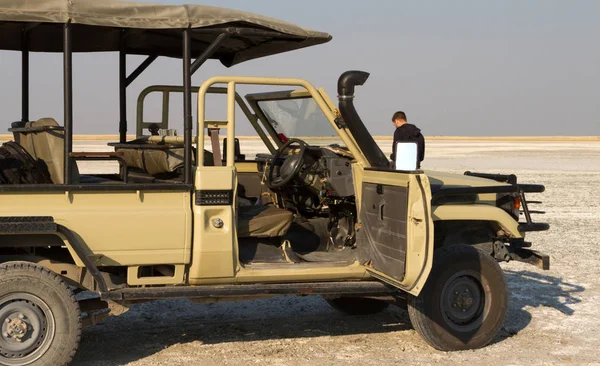 Veículo Usado Para Passeios Jogo Motorista Examinando Algo Livre Makgadikgadi — Fotografia de Stock