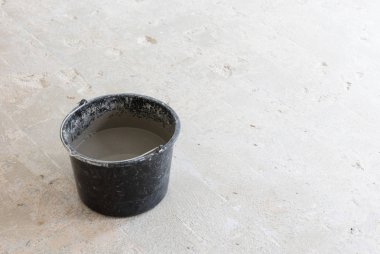 Kova - gri beton ve birinci sınıf karışık tadilatı