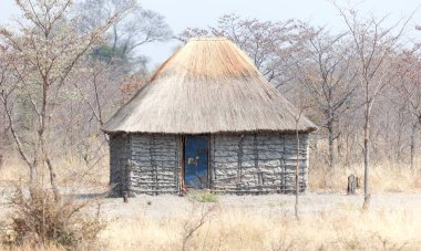 Namibya Köyü (kuzey bölümünde tipik Afrika ev)
