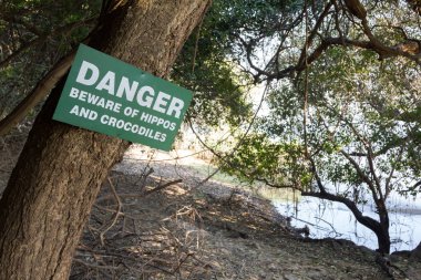 Konuklara Botswana 'daki su aygırlarının varlığını gösteren bir işaret.