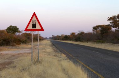 Çakıl yol imzala - iyi bir yolun, sona erdi asfalt, yol arazi kapalı başında dikkat