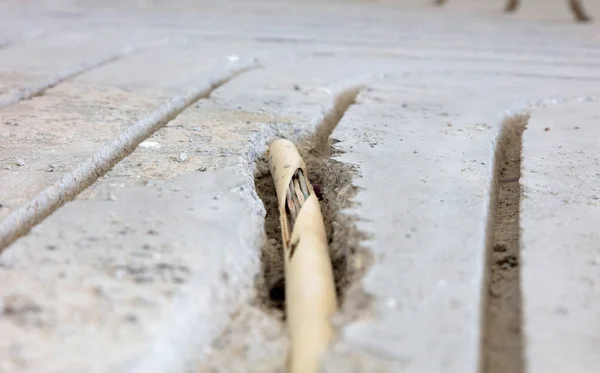 床下から来る暖房の取り付け 床の断線 — ストック写真