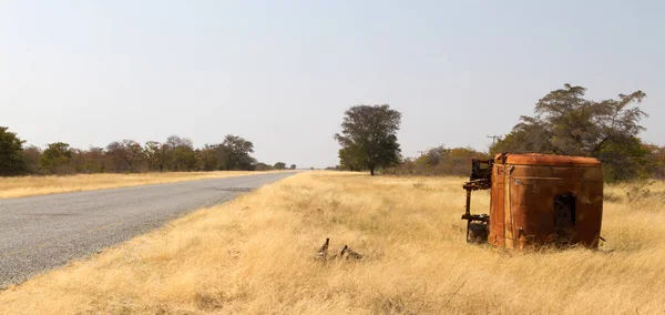 Légiutas Kísérő Egy Teherautó Rozsdás Feledésbe Merült Botswana — Stock Fotó