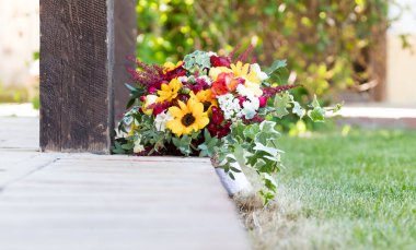 Düğün buketi Gelin, Romanya için bekliyor