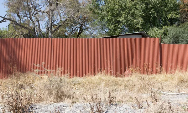 赤い金属フェンス ボツワナ財産の保護 — ストック写真