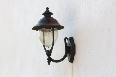 Basit sokak lambası, eski model lamba asılı.