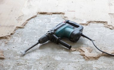 İnşaat konsepti - Kaya matkabı, yonga tahtasını yerden kaldırmak - seçici odak