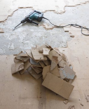 İnşaat konsepti - Kaya matkabı, yonga tahtasını yerden kaldırmak - seçici odak