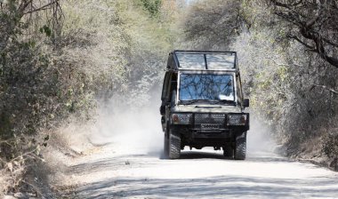 4 x 4 aracı Botswana'da tozlu bir yolda
