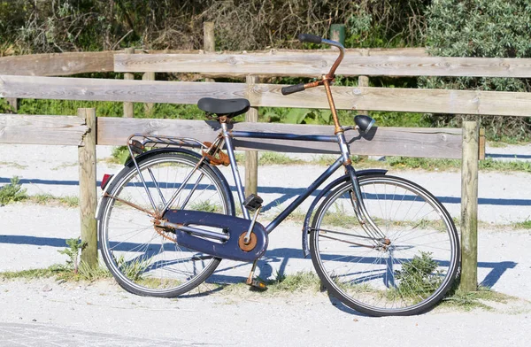 Stary Rower Zaparkowany Nieużywane Zapomnianych Holandia — Zdjęcie stockowe