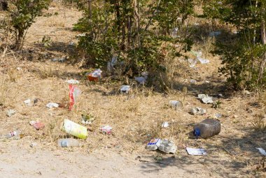 Nata, Botsvana, Ağustos 3, 2018 - kirliliği vasıl belgili tanımlık yan yol, plastik ve kağıt doğada.