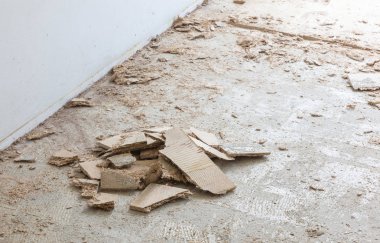 İnşaat konsepti - Kaya matkabı, yonga tahtasını yerden kaldırmak - seçici odak