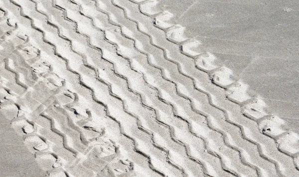 Kum Arka Planındaki Lastik Izleri Hollanda Plajı — Stok fotoğraf