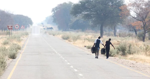 Gente Caminando Lado Carretera Namibia —  Fotos de Stock
