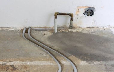 Beton zemindeki su ısıtma boruları.