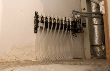 Isıtma kontrol paneli, Hollanda 'daki bir eve ısıtma sistemi kuruluyor.