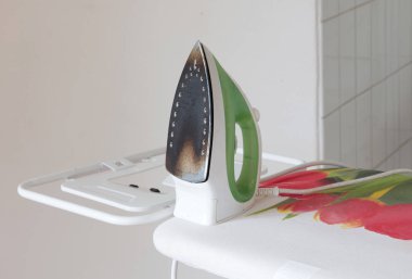 Ütü masası üzerinde demir görünümü kadar kapatın