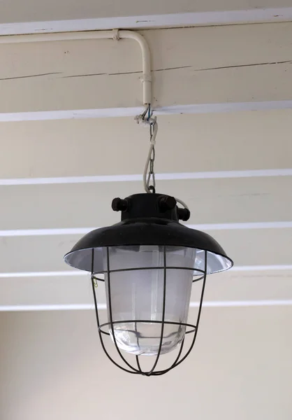 Vintage Vypadající Kovová Lucerna Moderní Lampa Uvnitř Visí Starou Zeď — Stock fotografie