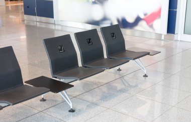 Havaalanı terminal, boş koltuk - ayrılan koltuklar - kalkış için bekliyor