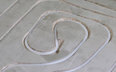 Beton zemindeki su ısıtma boruları.