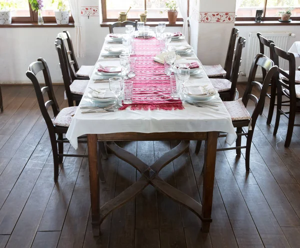 Table Sans Invités Dans Restaurant Roumain — Photo