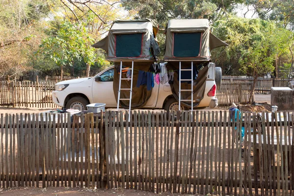 Çölde Kamp Için Çatıda Çadırları Olan 4X4 Offroad Aracı Hazır — Stok fotoğraf