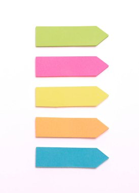 Yapışkan not koleksiyonu beyaz arkaplanda izole edildi