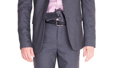 Silahlı, silahlı, beyaz giysili bir adam.