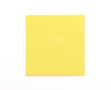 Sarı yapışkan not beyaz bir arkaplanda izole edildi