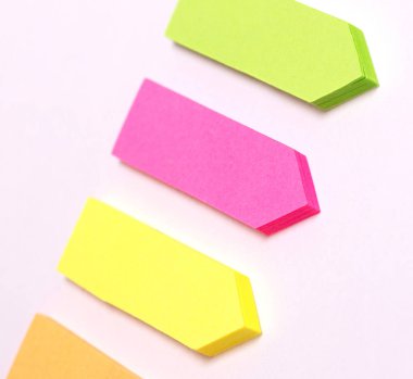 Yapışkan not koleksiyonu beyaz arkaplanda izole edildi