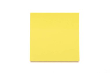 Sarı yapışkan not beyaz bir arkaplanda izole edildi