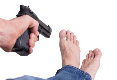 Kavram - Adam kendini ayağından vuruyor