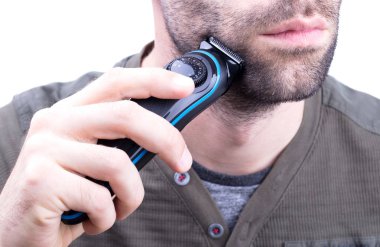 Saç kesme makineli adam, sakal ve saç makası.